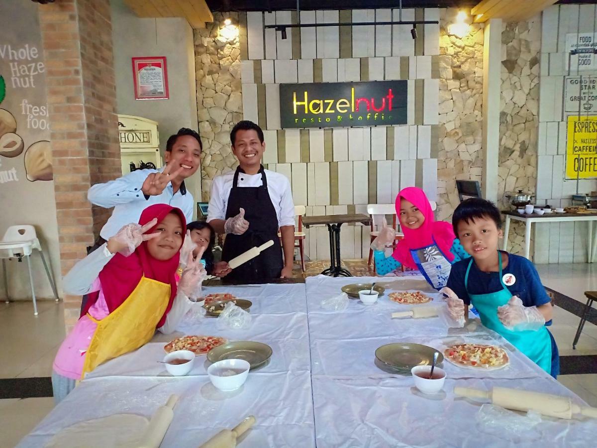 Hazotel Semarang Esterno foto