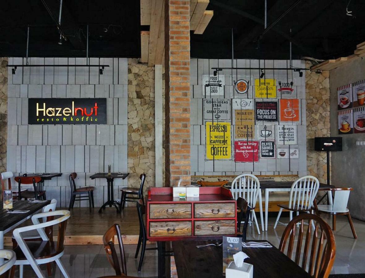 Hazotel Semarang Esterno foto